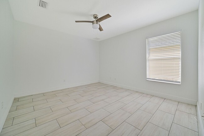 Building Photo - ** Rarely Available  ~ 3/2 Duplex W/ 2 Car Garage ~ Updated **