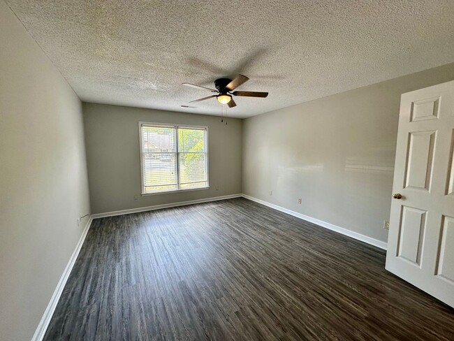 Building Photo - Newly Remodeled Duplex!