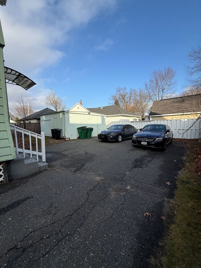 Building Photo - Spacious 3 bedroom 1 bathroom