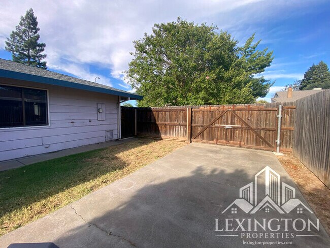 Building Photo - Beautiful, 3BD/2BA +Bonus Rooms, Bungalow ...