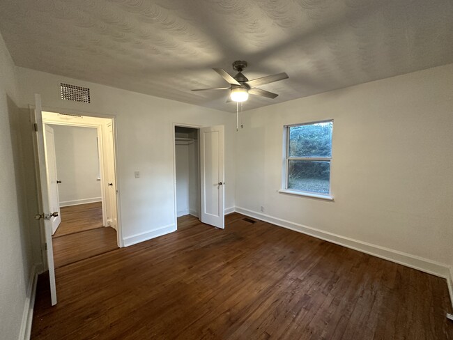Building Photo - 735 E Henderson Dr