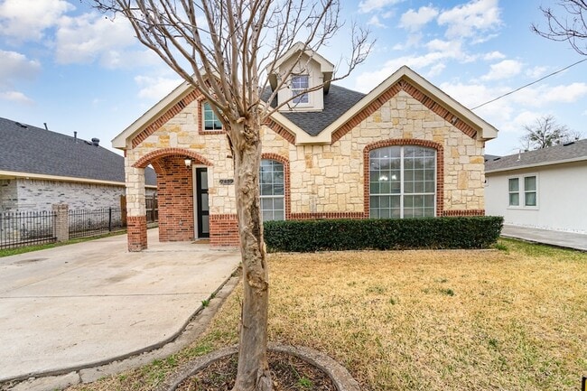Building Photo - 2422 Vagas St