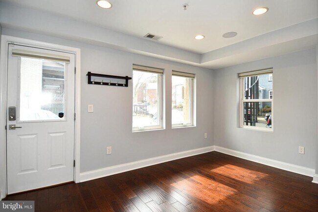 Building Photo - 1823 D St NE