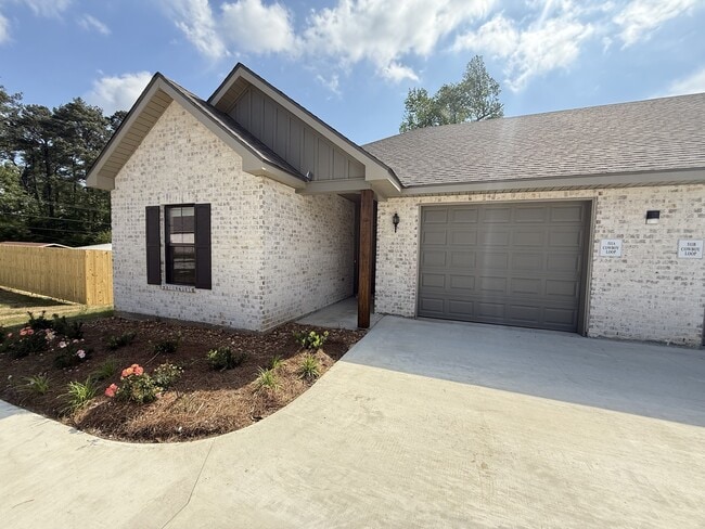 Building Photo - Saddle Creek