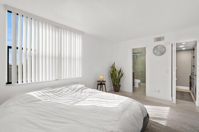 Building Photo - 111 Lake Emerald Dr