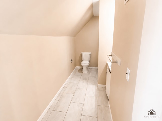 Building Photo - 6 Hazelwood Ave