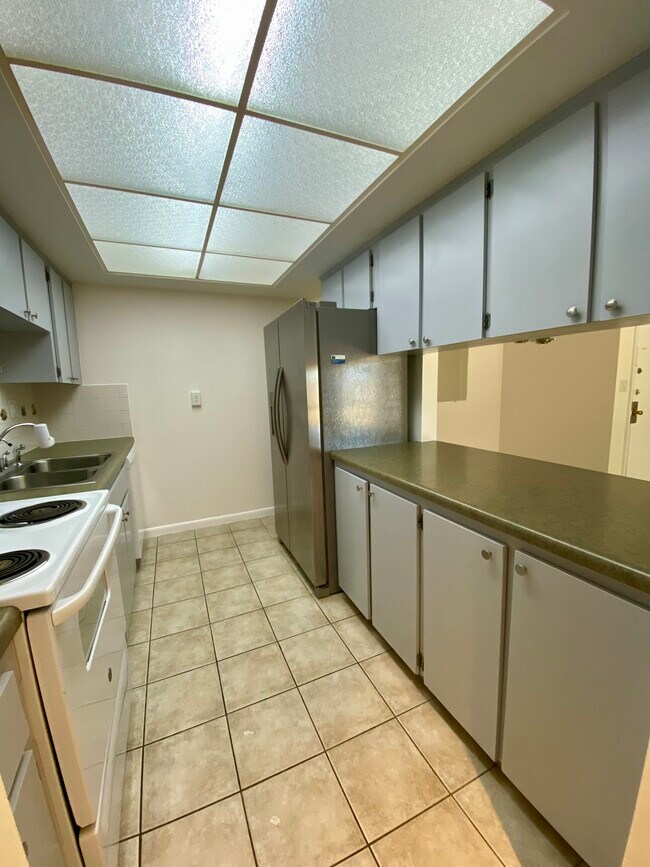 Building Photo - 710 N Village Dr