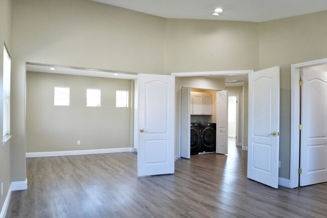 Building Photo - Luxurious 3-bedroom home - beautiful, must...
