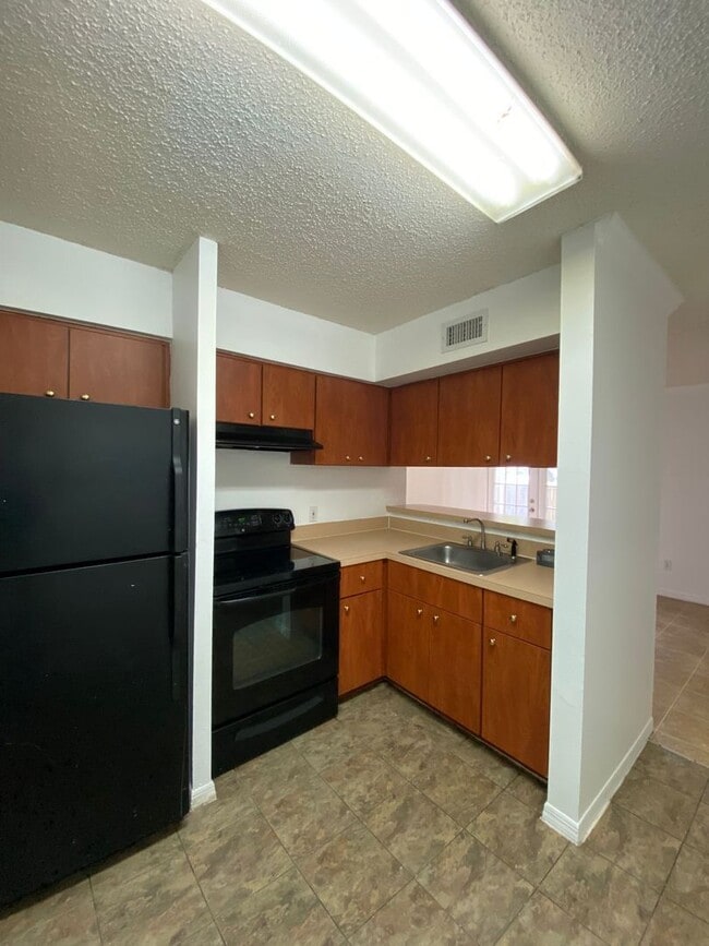 Building Photo - Mono Studio For Rent