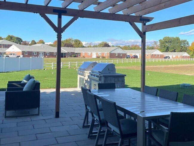 Building Photo - 8 Westgate Dr