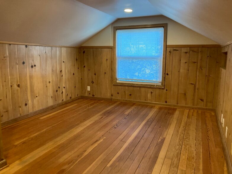 Upstairs bedroom - 4407 SE Tibbetts St
