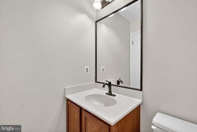 Building Photo - 6076 Heatherwood Dr