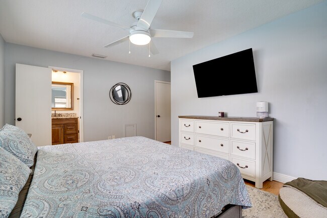 Building Photo - 2076 Burnice Dr