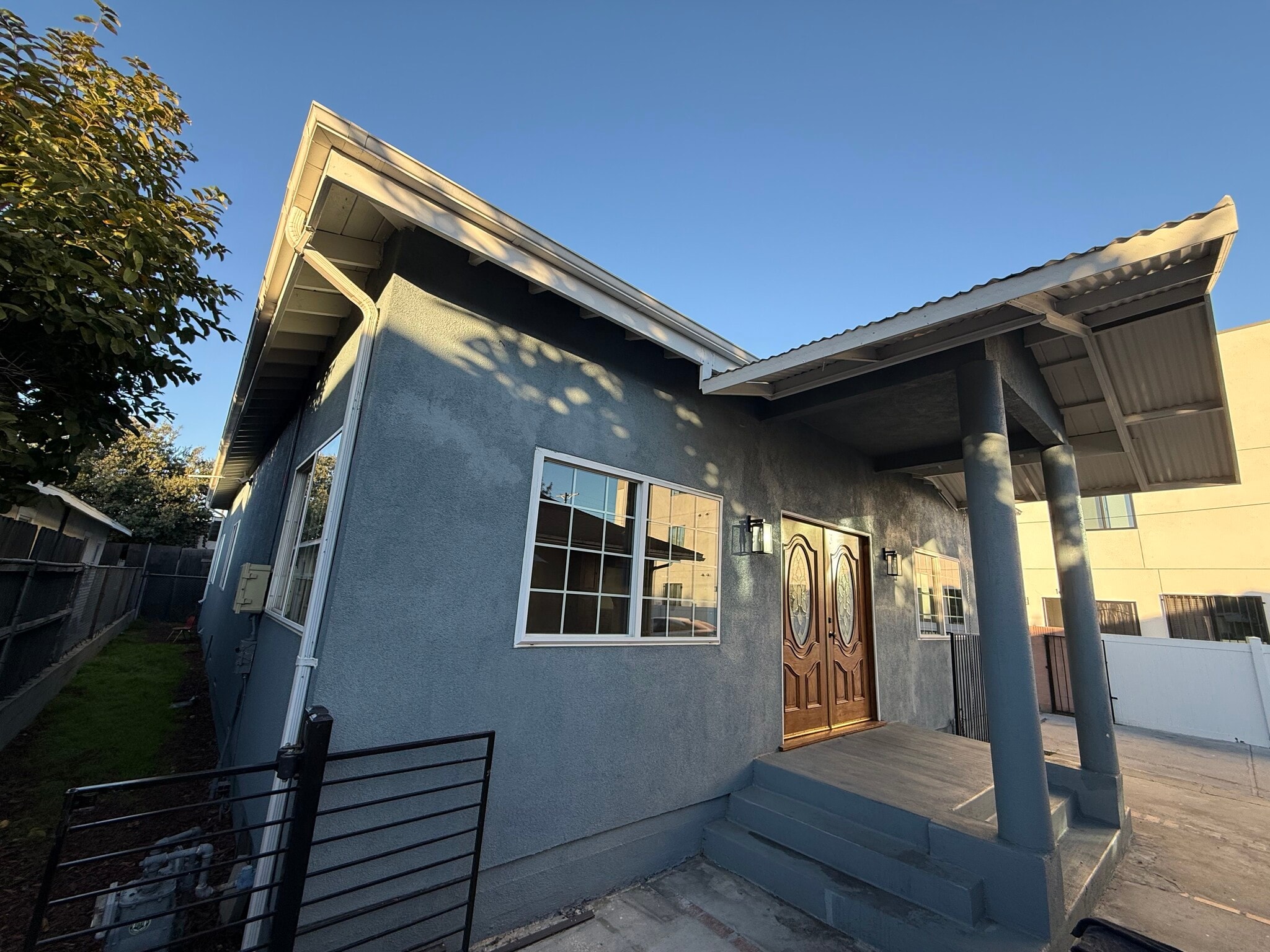 Building Photo - 1645 W 36th Pl