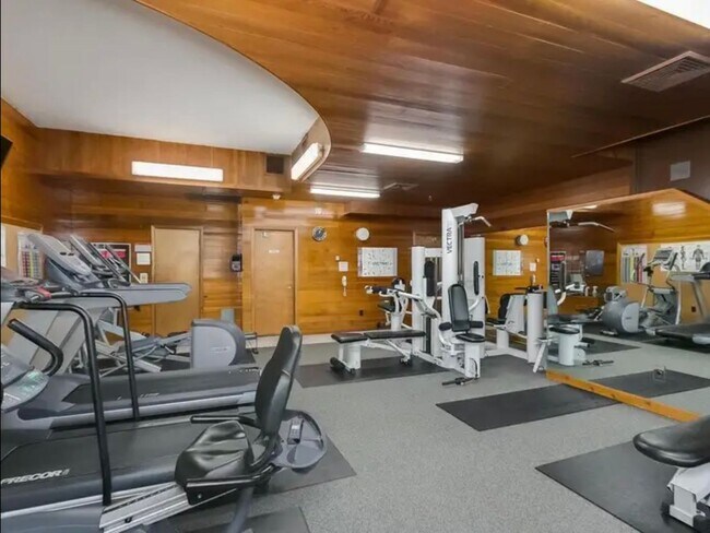 Building Photo - Beautiful 1 bed 1 bath executive condo! Heated parking, gym, sauna!