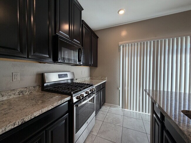 Building Photo - GATED 3 BED 3 BATH 2 CAR GARAGE TOWNHOUSE W/ BED AND BATH DOWNSTAIRS + LOFT & YARD. COMMUNITY FEA...