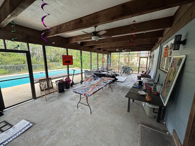 Covered, screened in patio - 1536 NW 7th Ave