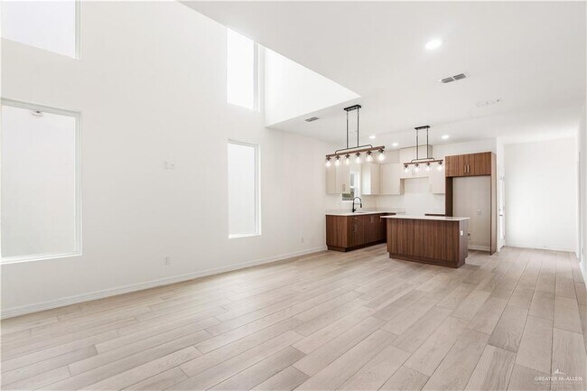 Building Photo - 2312 Corales St