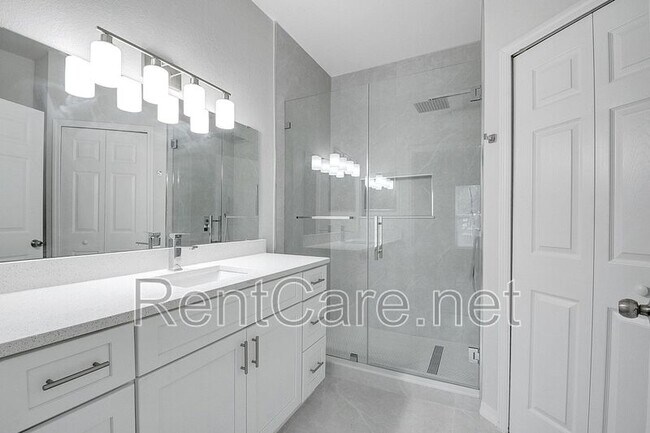 Building Photo - 6005 Westgate Dr