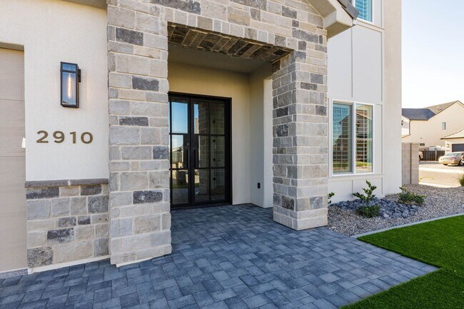 Building Photo - Beautiful 5 bed 4 bath home in Desert Cany...