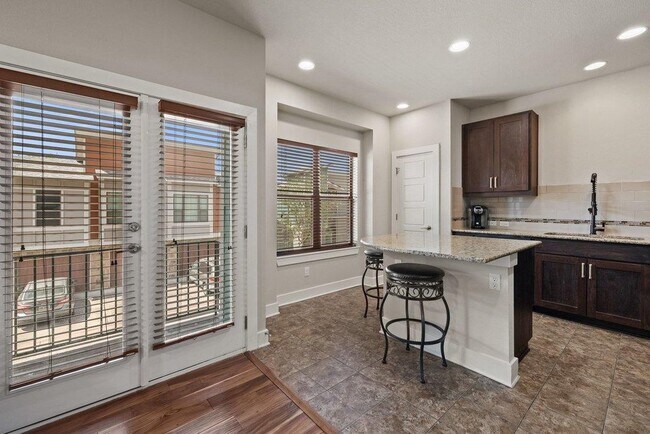 Building Photo - 1504 Lorraine Loop