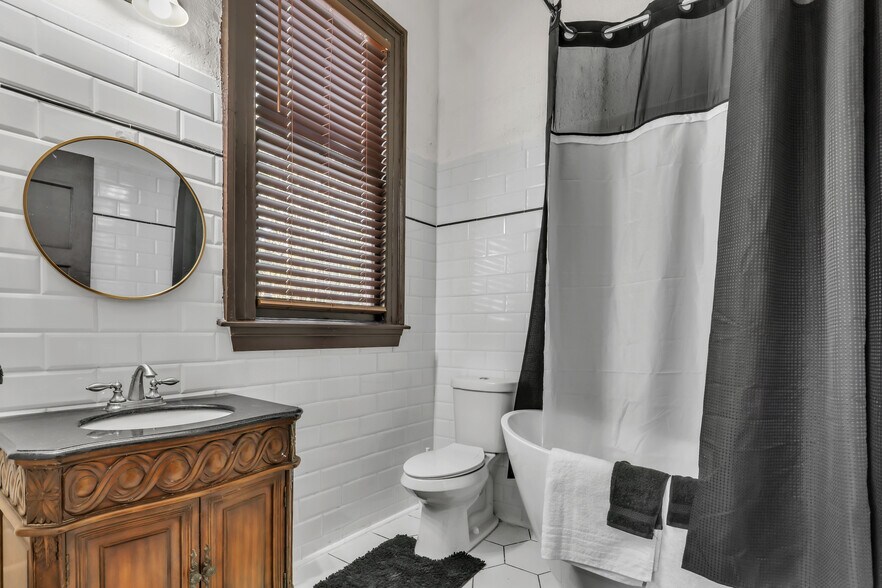 Room 4 Privet Full Bathroom - 51 E 4th St