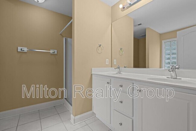 Building Photo - 173 Ariel St