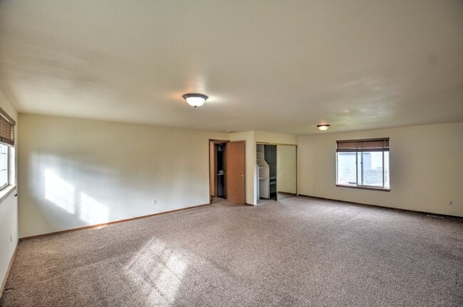 Building Photo - Fantastic 4 bedroom home in excellent loca...