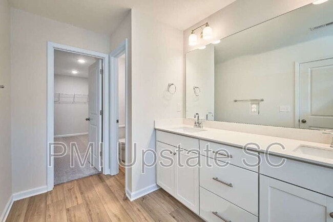 Building Photo - 49 Fair Vlg Ln