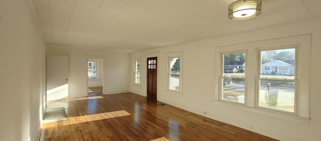 Building Photo - Charming Red Bank Home close to Restaurants, shops and parks!