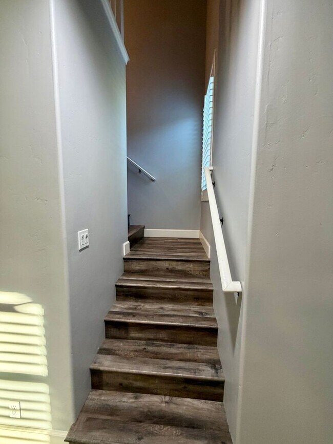 Building Photo - Beautiful 3 Bedroom 2.5 Bathroom Single Fa...