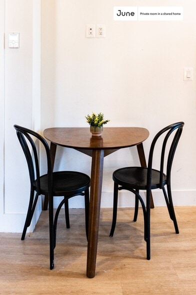 Building Photo - Room in Shared 4 bed/2 bath home