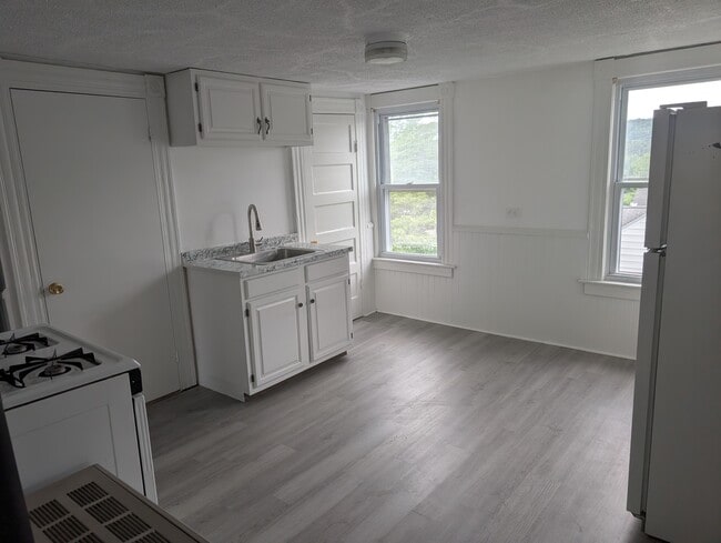 Building Photo - Feldspar Ave