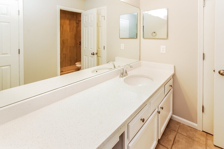 Building Photo - 3750 Barbizon Cir S