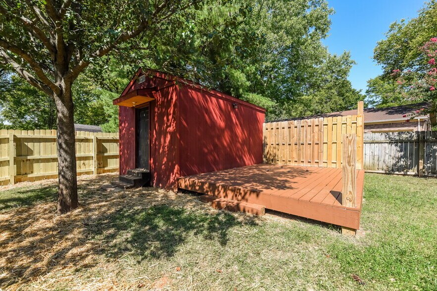 Building Photo - 2121 Ravenwood Dr