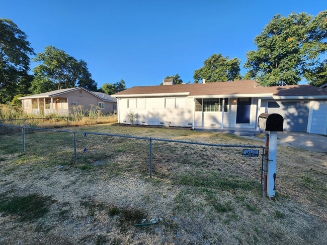 Building Photo - 5526 Cottonwood Ave