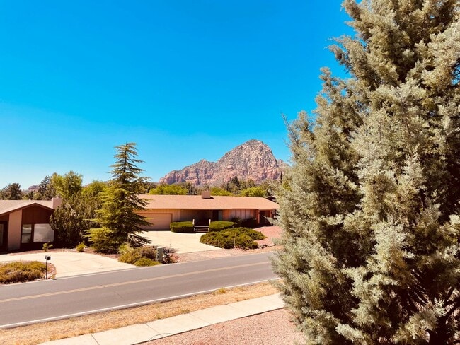 Building Photo - West Sedona Townhome