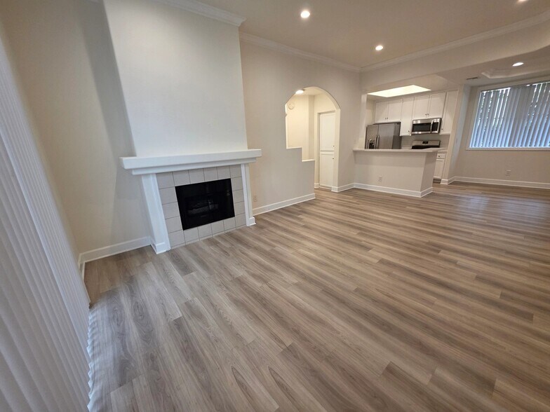 Building Photo - 2669 S Barrington Ave