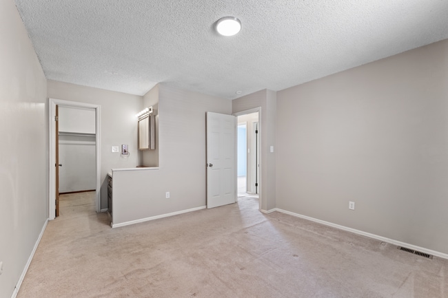 Building Photo - Tri-Level 4 Bed Home Near Ft. Carson