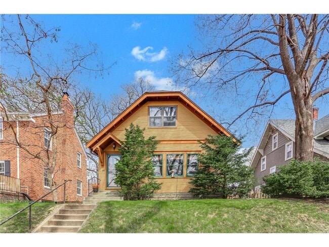 Primary Photo - 2235 Lincoln St NE