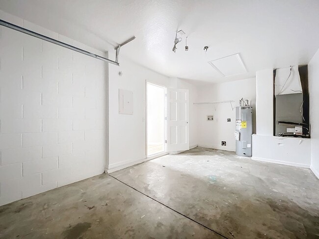 Building Photo - Remodeled Townhouse - Granite Counters, Fe...