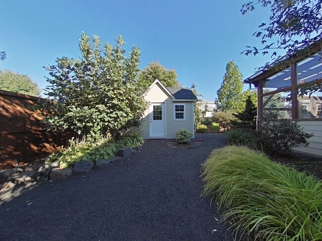 Building Photo - 4 Bedroom House ~ Albany ~ Pet Friendly