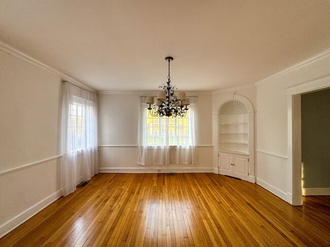 Building Photo - Stunning 4 Bed 4 Bath Haymount Home