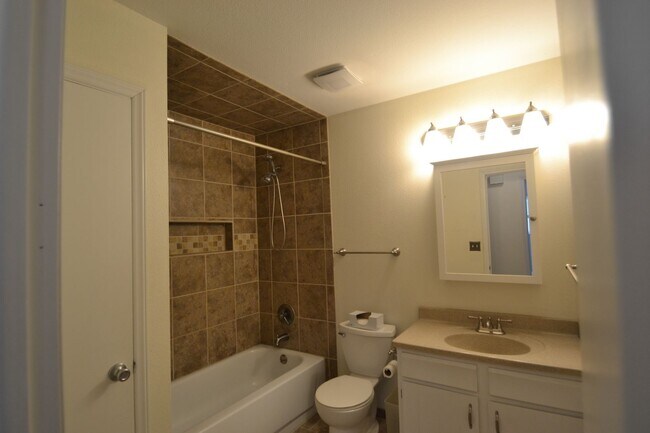 Building Photo - 4 Bed 3 Bath w/AC - Coming Soon! - MileSto...