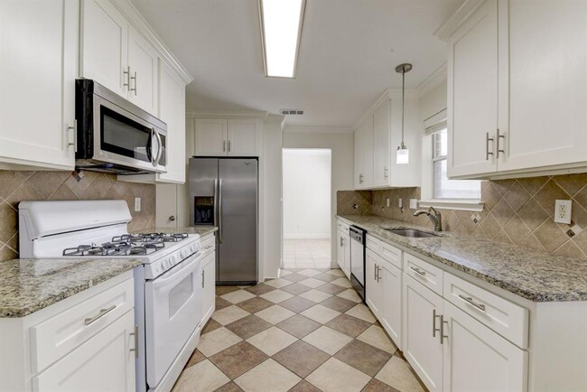 Building Photo - 29419 Fox River Dr