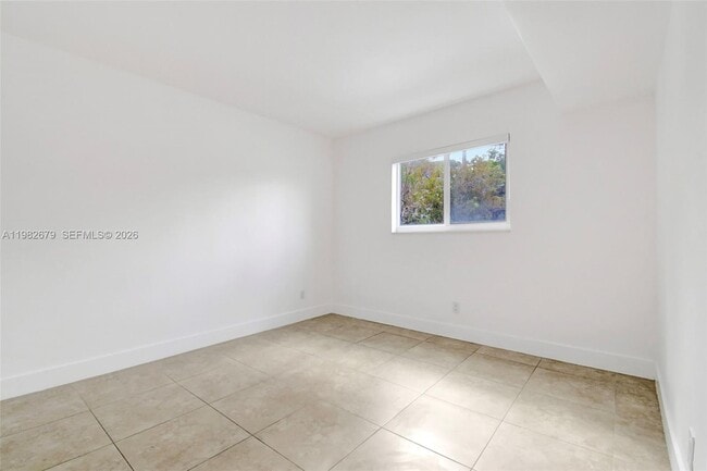 Building Photo - 407 SE 9th Ct