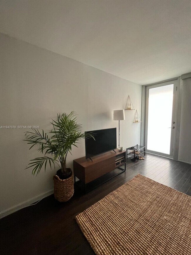 Building Photo - 900 Bay Dr