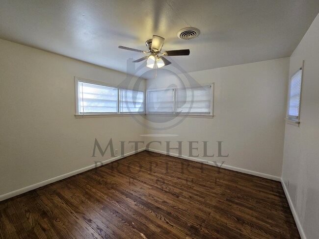 Building Photo - Spacious 4 bedroom home ready to rent!