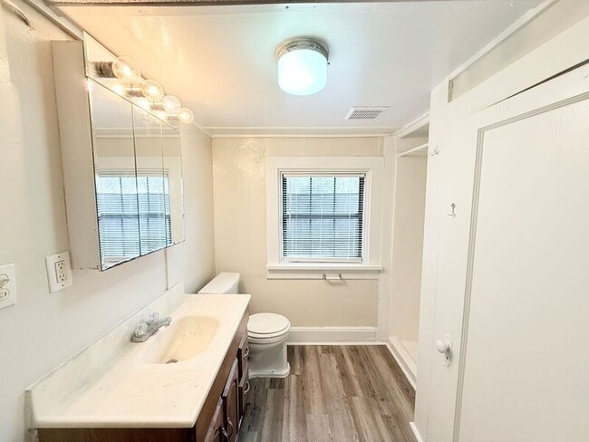 Building Photo - 1720 E La Rua St