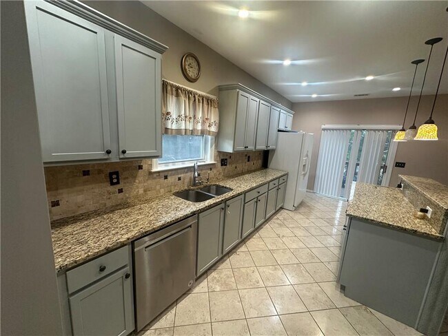 Building Photo - 61 Longwood Ct